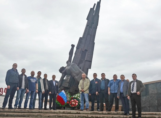 Возложение венка к Мемориалу Воинам-Кузбассовцам, погибшим в локальных вооруженных конфликтах 